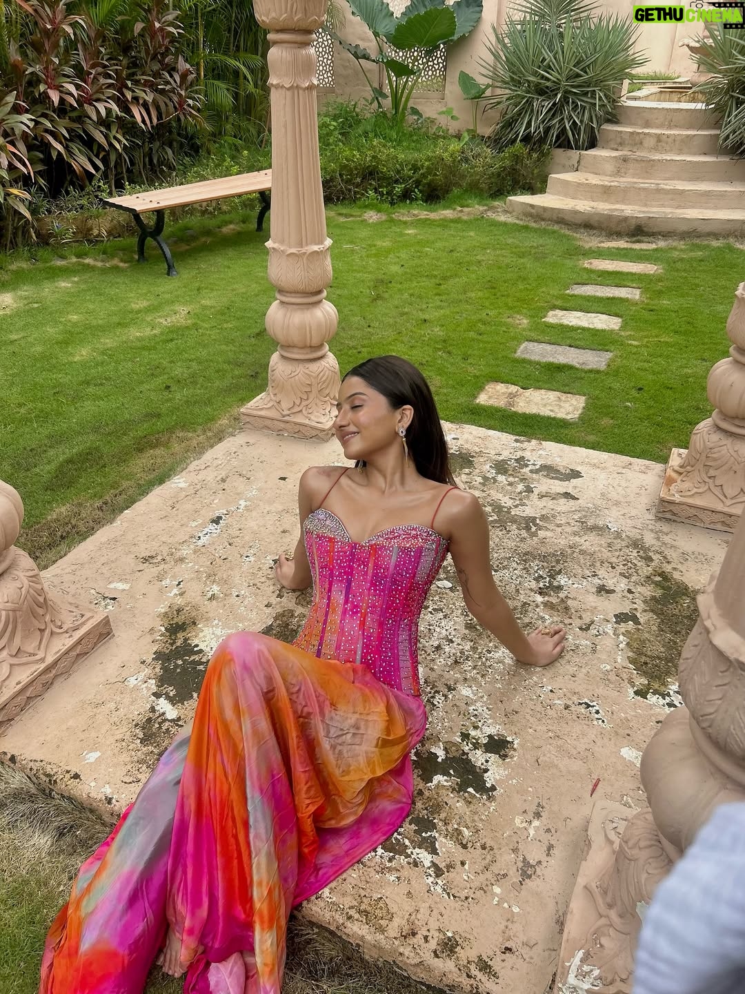 Chandni - 19.6K Likes - laughing in the pictures 🌷

@bombayselections_ 
@auorstudio

📷: @sahillll___.23