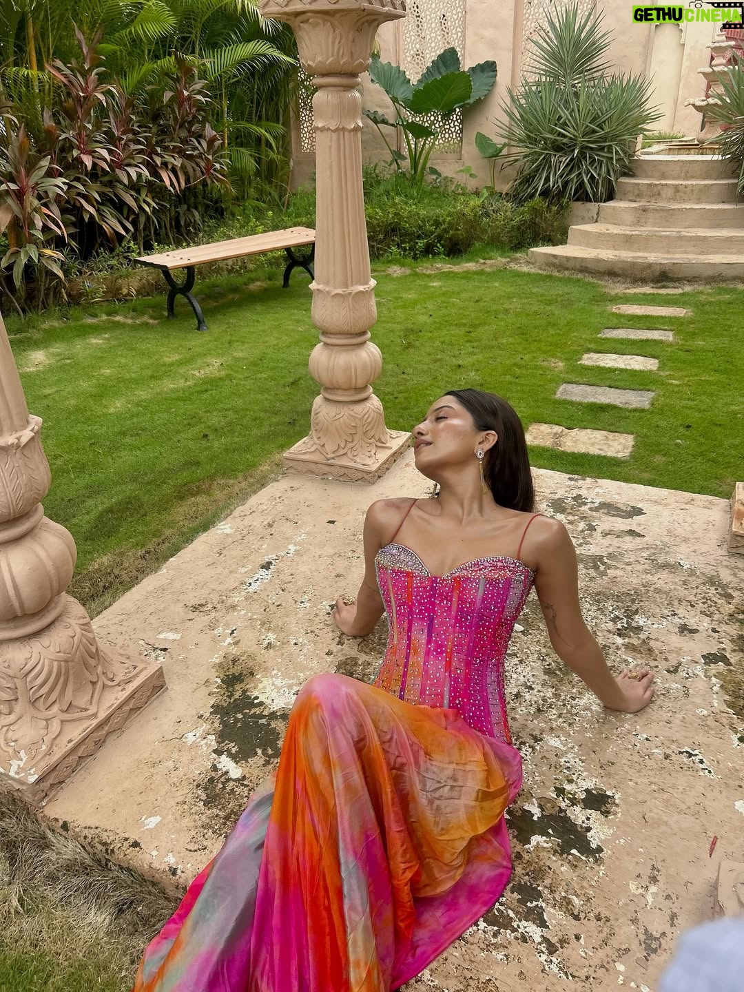 Chandni - 19.6K Likes - laughing in the pictures 🌷

@bombayselections_ 
@auorstudio

📷: @sahillll___.23