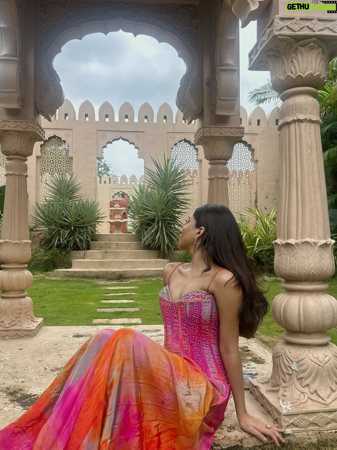 Chandni - 19.6K Likes - laughing in the pictures 🌷

@bombayselections_ 
@auorstudio

📷: @sahillll___.23