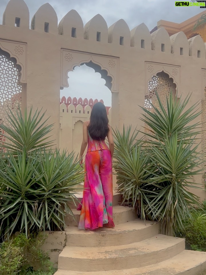 Chandni - 19.6K Likes - laughing in the pictures 🌷

@bombayselections_ 
@auorstudio

📷: @sahillll___.23