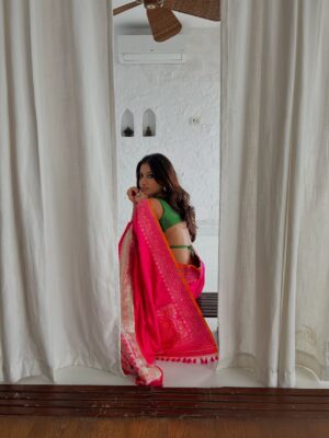 Chandni Instagram - festive season is comingg!!🩷

Saree @label__sundaridesigns @_anushkapuri_ 
Earrings @theblingbag