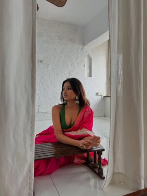 Chandni Instagram - festive season is comingg!!🩷

Saree @label__sundaridesigns @_anushkapuri_ 
Earrings @theblingbag