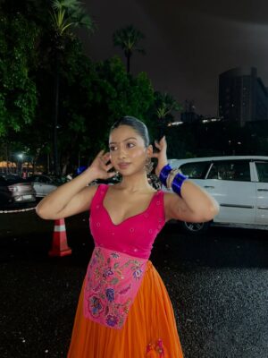 Chandni Instagram - ay tari chaniya choli re!!!

wearing @bodytintstyle 🧡
hair & makeup by yours truly

#navratri #ɴᴀᴠʀᴀᴛʀɪ2025 #navratrioutfits