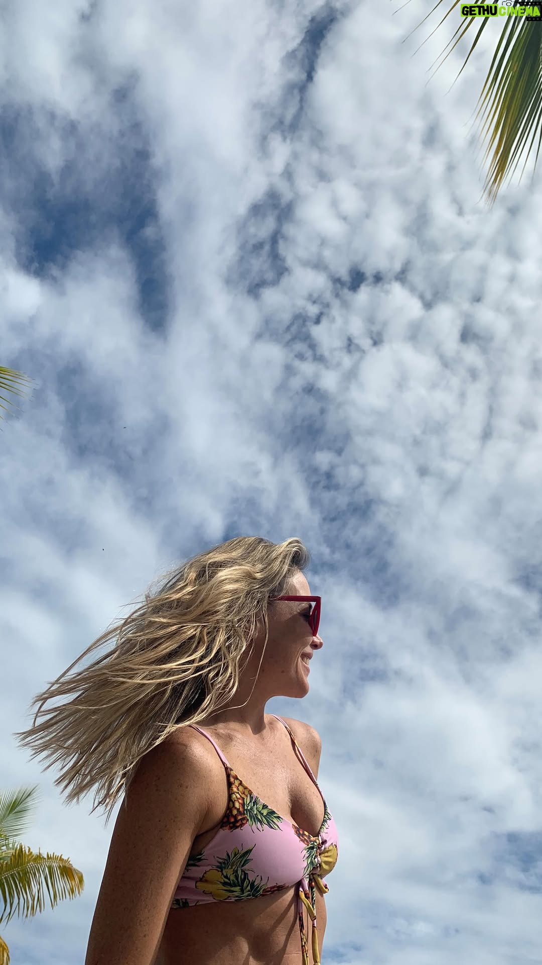 Chantal Baudaux - 13.7K Likes - A veces me siento mal… luego recuerdo que una vez me perdí en la montaña y estuve horas llorando lesionada, sin esperanza mientras @sebastianyatra y @reikmx cantaban felices en el atardecer 🌅 y entonces se me quita ….
