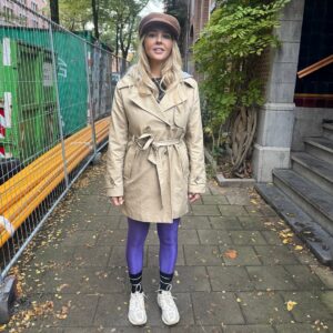 Chantal Janzen Instagram - Mijn man zei vanochtend toen we naar school liepen ‘Stop ‘s, ik wil even een foto van je maken’. 
Ik dacht nog: Wat lief, ik ben heel druk deze maand dus hij wil vast even naar me kunnen kijken als ie me mist.
Maar toen zei hij:
‘Je lijkt op Inspector Gadget met een paarse broek’. 

Voor degenen die dit nog kennen, veel plezier ermee.