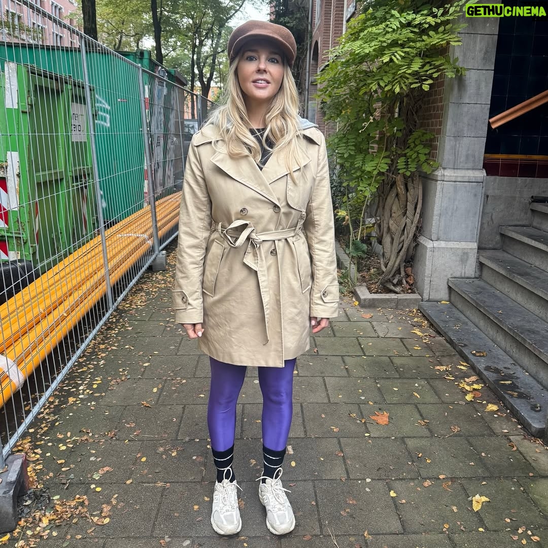 Chantal Janzen - 66.3K Likes - Mijn man zei vanochtend toen we naar school liepen ‘Stop ‘s, ik wil even een foto van je maken’. 
Ik dacht nog: Wat lief, ik ben heel druk deze maand dus hij wil vast even naar me kunnen kijken als ie me mist.
Maar toen zei hij:
‘Je lijkt op Inspector Gadget met een paarse broek’. 

Voor degenen die dit nog kennen, veel plezier ermee.