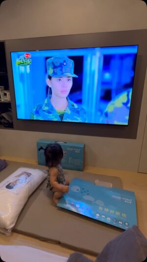 Chantel Liu Instagram - 哥哥們在看新兵日記，妹妹忙著幫忙開箱新枕頭🥳

#新兵日記
@auspimed
