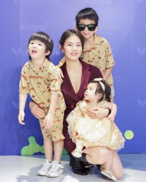 Chantel Liu Instagram - 母親節快樂！
這裡有美照、有NG照、有開心的時刻、也有難過的瞬間。
短短的幾個小時發生的事情，也像是人間的短縮影。
有很多的願望，但最重要的還是平安健康順心。
·
·
·
·
·
·
·
·
·
·
·
·
·

謝謝大智姐聯合報影劇頭版半版的美照，幫我記錄美好的時刻。