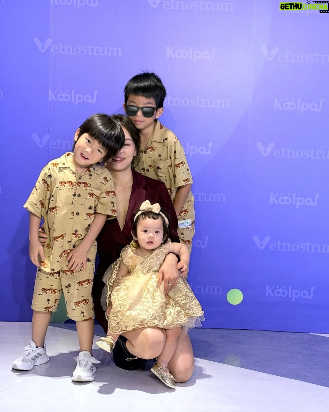 Chantel Liu - 2.3K Likes - 母親節快樂！
這裡有美照、有NG照、有開心的時刻、也有難過的瞬間。
短短的幾個小時發生的事情，也像是人間的短縮影。
有很多的願望，但最重要的還是平安健康順心。
·
·
·
·
·
·
·
·
·
·
·
·
·

謝謝大智姐聯合報影劇頭版半版的美照，幫我記錄美好的時刻。