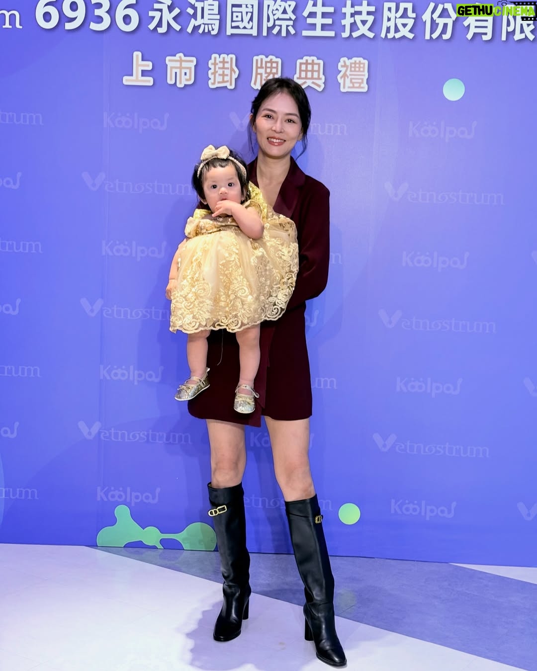 Chantel Liu - 2.3K Likes - 母親節快樂！
這裡有美照、有NG照、有開心的時刻、也有難過的瞬間。
短短的幾個小時發生的事情，也像是人間的短縮影。
有很多的願望，但最重要的還是平安健康順心。
·
·
·
·
·
·
·
·
·
·
·
·
·

謝謝大智姐聯合報影劇頭版半版的美照，幫我記錄美好的時刻。