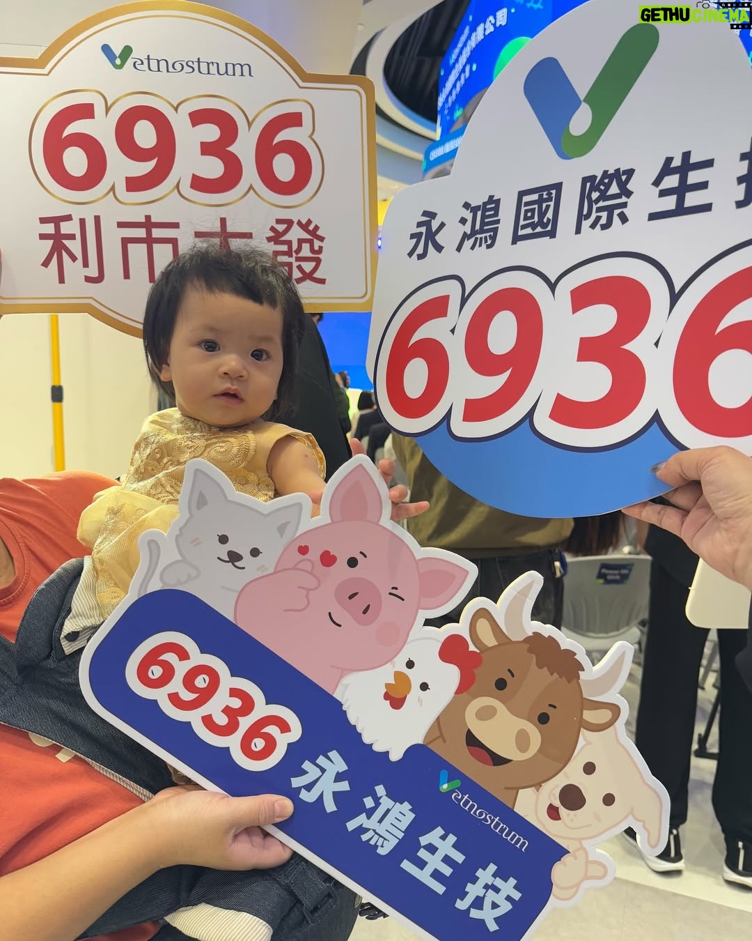 Chantel Liu - 2.3K Likes - 母親節快樂！
這裡有美照、有NG照、有開心的時刻、也有難過的瞬間。
短短的幾個小時發生的事情，也像是人間的短縮影。
有很多的願望，但最重要的還是平安健康順心。
·
·
·
·
·
·
·
·
·
·
·
·
·

謝謝大智姐聯合報影劇頭版半版的美照，幫我記錄美好的時刻。