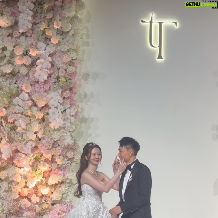 Charlene Choi Chuek-Yin - 44.6K Likes - 感覺好似自己嫁妹咁🥹
新郎(喊包)又靚仔 @terrychui22 
新娘靚到直頭冇形容詞形容到 😍 @tsangloktung 

成個婚禮又感動又好玩
佈置又靚
啲嘢又好食
大家都飲飽食醉
搞到我第二日要攤返全日先回到氣 🤣

總括
王子同公主從此就過住幸福快樂嘅生活 👩‍❤️‍👨
