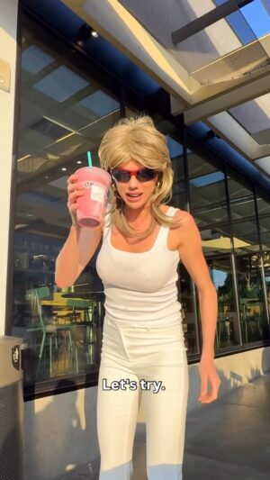 Charlotte McKinney Instagram - Vicky tries @erewhon 🍹