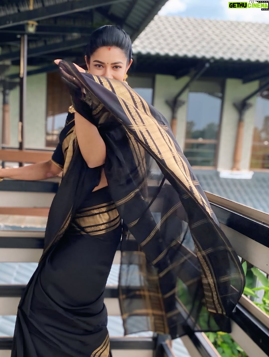 Chaya Singh - 37.5K Likes - Where class meets comfort! thank u @__dishafashions__ for this gorgeous saree

Saree: @__dishafashions__ 
Styled: @nithiyamogli @rafiullah78 
Captured: @mr_balaraja_19 
Hair: @geetha_hairstyle