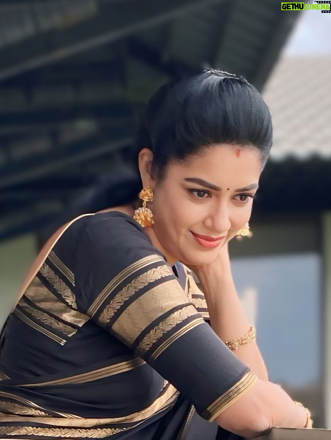 Chaya Singh - 37.5K Likes - Where class meets comfort! thank u @__dishafashions__ for this gorgeous saree

Saree: @__dishafashions__ 
Styled: @nithiyamogli @rafiullah78 
Captured: @mr_balaraja_19 
Hair: @geetha_hairstyle
