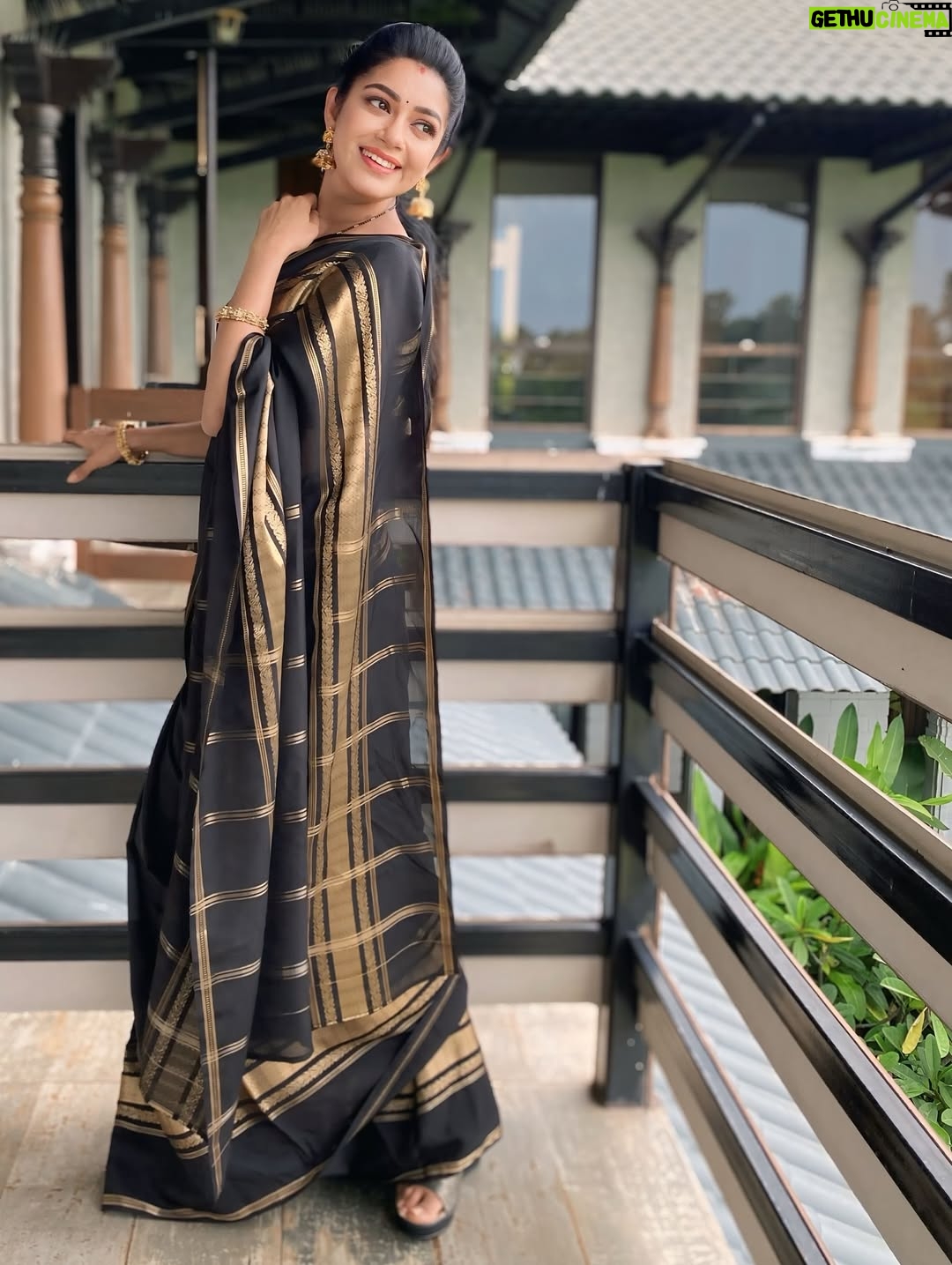 Chaya Singh - 37.5K Likes - Where class meets comfort! thank u @__dishafashions__ for this gorgeous saree

Saree: @__dishafashions__ 
Styled: @nithiyamogli @rafiullah78 
Captured: @mr_balaraja_19 
Hair: @geetha_hairstyle