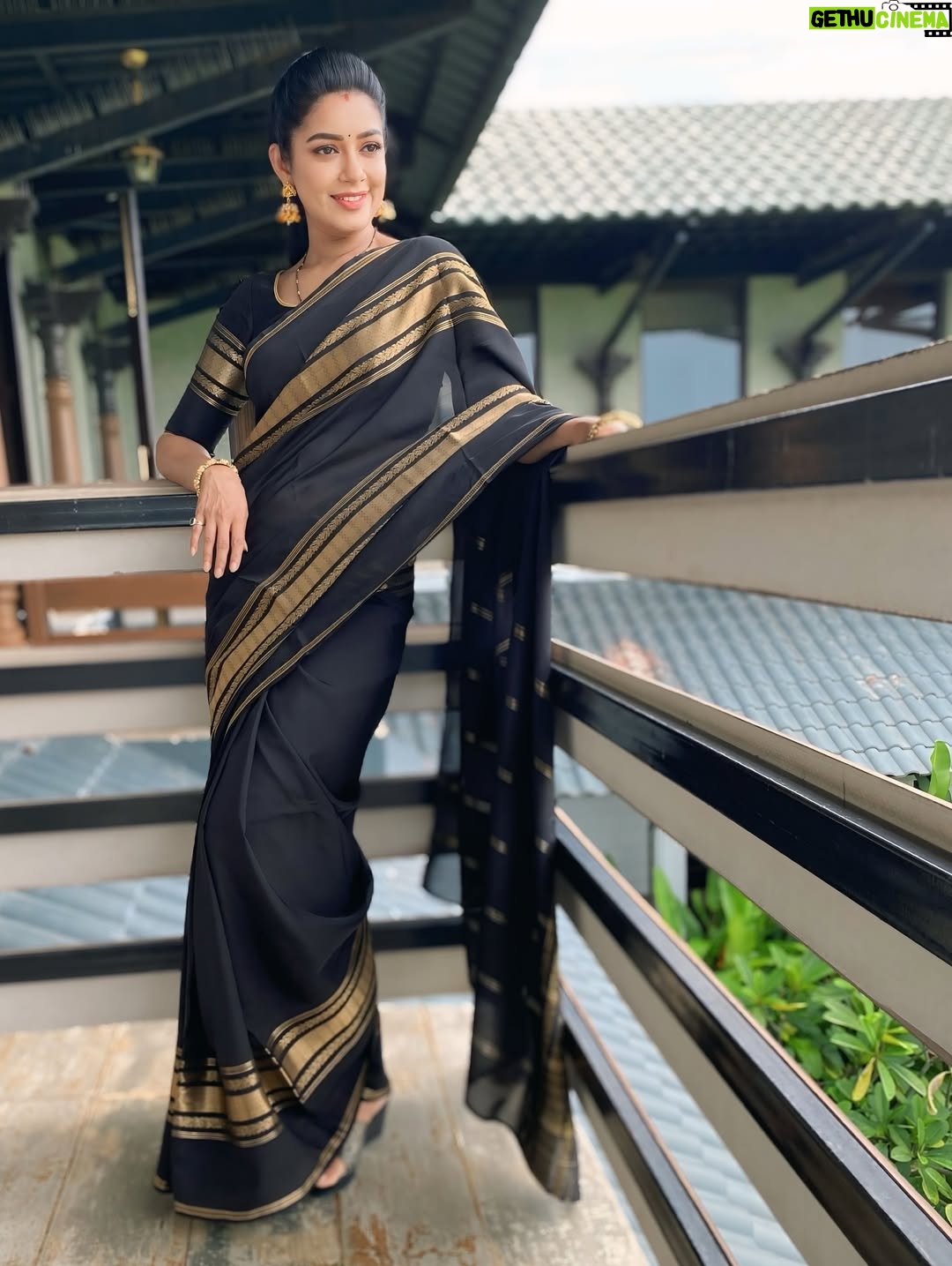 Chaya Singh - 37.5K Likes - Where class meets comfort! thank u @__dishafashions__ for this gorgeous saree

Saree: @__dishafashions__ 
Styled: @nithiyamogli @rafiullah78 
Captured: @mr_balaraja_19 
Hair: @geetha_hairstyle