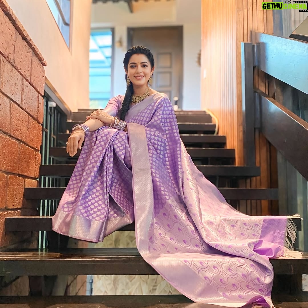 Chaya Singh - 39.8K Likes - This 6 yard speaks for itself.. Thank u @silk__saga for this wonderful saree. In love with the colour and the softness of the material. 

Saree: @silk__saga 
Styled: @nithiyamogli & @rafiullah78 
Hair: @geetha_hairstyle 
PC: @mr_balaraja_19