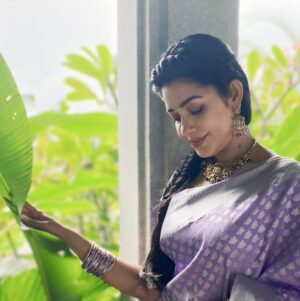 Chaya Singh Instagram - This 6 yard speaks for itself.. Thank u @silk__saga for this wonderful saree. In love with the colour and the softness of the material. 

Saree: @silk__saga 
Styled: @nithiyamogli & @rafiullah78 
Hair: @geetha_hairstyle 
PC: @mr_balaraja_19