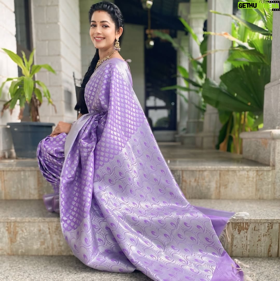 Chaya Singh - 39.8K Likes - This 6 yard speaks for itself.. Thank u @silk__saga for this wonderful saree. In love with the colour and the softness of the material. 

Saree: @silk__saga 
Styled: @nithiyamogli & @rafiullah78 
Hair: @geetha_hairstyle 
PC: @mr_balaraja_19