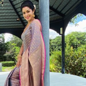 Chaya Singh Instagram - Knock knock….Am still here?!!😉

Styled: @nithiyamogli @rafiullah78 
Hair: @geetha_hairstyle 
PC: @mr_balaraja_19