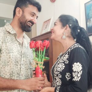 Chaya Singh Instagram - Just a simple celebration made memorable by My dear husband @iamkrishna1881 he made the bouquet of roses over 3 days. Thank u Jee, such a special gift 🤗

#celebrations #birthday #nodristi🧿pls
