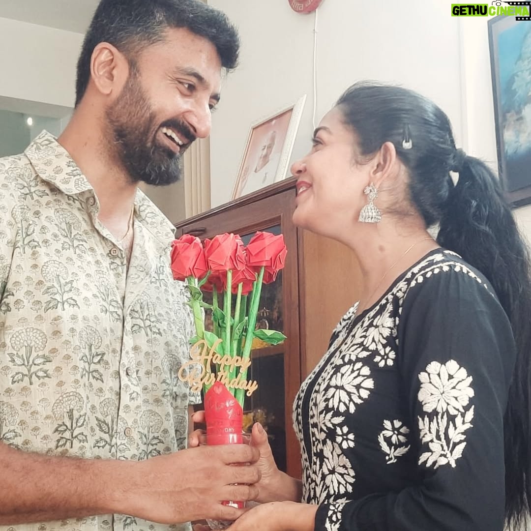 Chaya Singh - 69.8K Likes - Just a simple celebration made memorable by My dear husband @iamkrishna1881 he made the bouquet of roses over 3 days. Thank u Jee, such a special gift 🤗

#celebrations #birthday #nodristi🧿pls