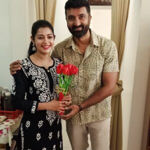 Chaya Singh Instagram - Just a simple celebration made memorable by My dear husband @iamkrishna1881 he made the bouquet of roses over 3 days. Thank u Jee, such a special gift 🤗

#celebrations #birthday #nodristi🧿pls