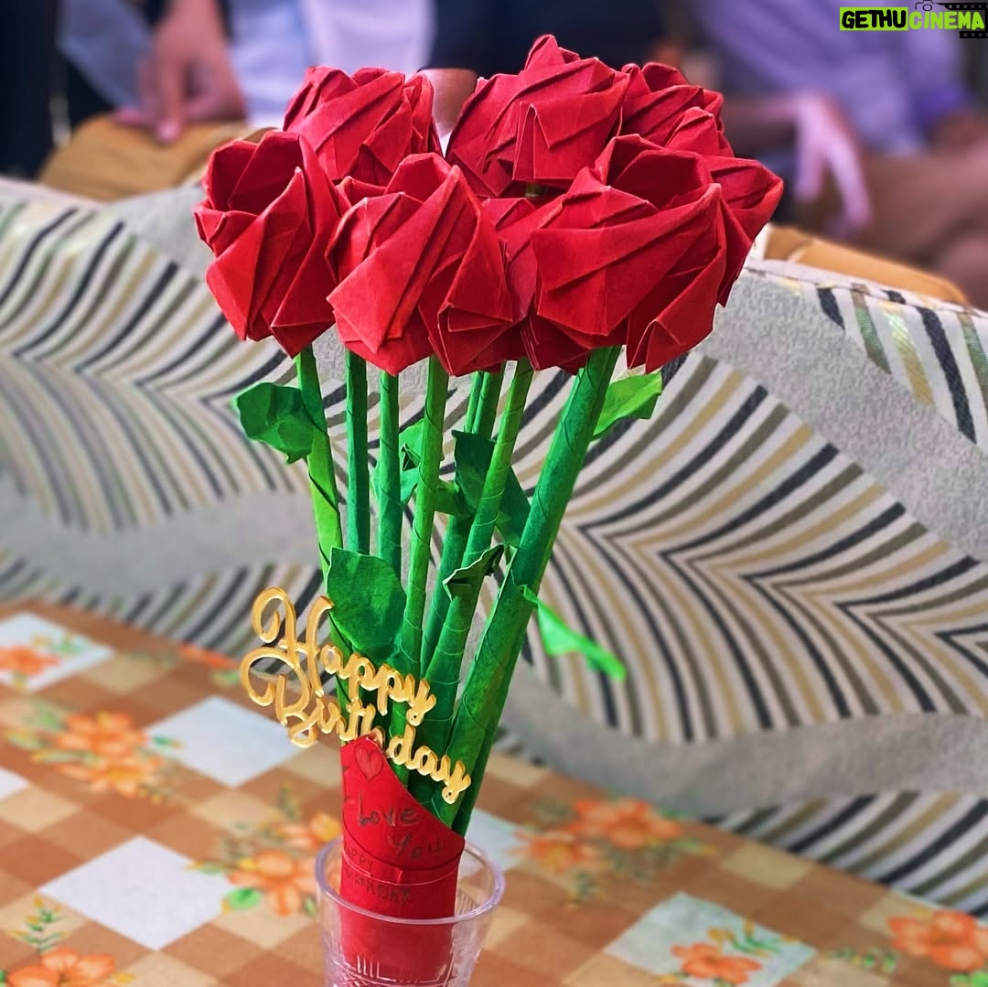 Chaya Singh - 69.8K Likes - Just a simple celebration made memorable by My dear husband @iamkrishna1881 he made the bouquet of roses over 3 days. Thank u Jee, such a special gift 🤗

#celebrations #birthday #nodristi🧿pls