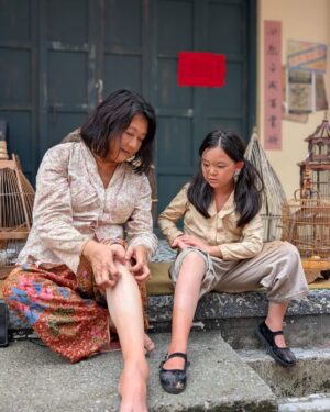 Chen Liping Instagram - 《阿珠与小心娘》戏里戏外。孩子篇❤️❤️❤️
1）2）孩子笑开怀。还真出牛力的拉哦
3）逗心娘
4）5）喝了椰花酒彩排又彩排
6）第一天第一场戏在片场两个都abit BlurBlur
7）专注找虱子
8）总共吃了8只油腻腻的大鸭腿
9）睡大觉
10）导演与我们累到眼睛睁不开了
11）汽水我俩都爱喝
12）又脏又痒白腿抓抓抓
13）心娘 sayang NyaNya
14）Let’s go #EmeraldHill
15)可爱的二少奶奶Surprise! @jesssseca 
16)Check 一下到了翡翠山上了吗
17）上翡翠山前要训练一下六七十年代的抱孩子method
18）剧中没看到的这一段抱心娘
19）大功告成拍摄完毕才敢玩(摄影师Tommy关心指导)
20）夕阳西下MagicHour乐开怀呀乐逍遥

#小娘惹之翡翠山 #蔡珠娘 #张心娘 
#谢谢导演燕金对小朋友的耐心与爱心 
 #EmeraldHill #MediacorpEmeraldhill
#TheLittleNyonya #PTL
