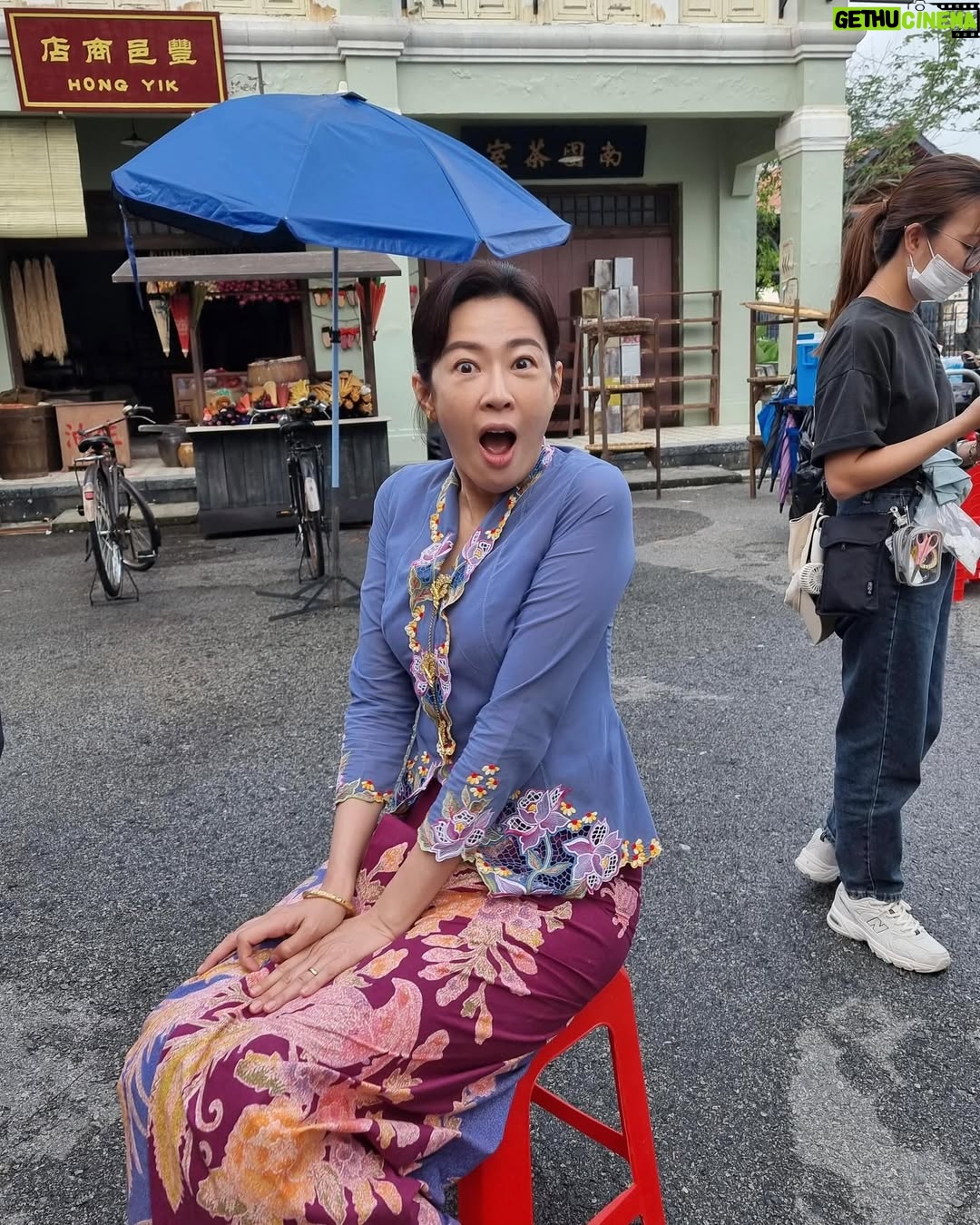 Chen Liping - 12.3K Likes - 《阿珠与小心娘》戏里戏外。孩子篇❤️❤️❤️
1）2）孩子笑开怀。还真出牛力的拉哦
3）逗心娘
4）5）喝了椰花酒彩排又彩排
6）第一天第一场戏在片场两个都abit BlurBlur
7）专注找虱子
8）总共吃了8只油腻腻的大鸭腿
9）睡大觉
10）导演与我们累到眼睛睁不开了
11）汽水我俩都爱喝
12）又脏又痒白腿抓抓抓
13）心娘 sayang NyaNya
14）Let’s go #EmeraldHill
15)可爱的二少奶奶Surprise! @jesssseca 
16)Check 一下到了翡翠山上了吗
17）上翡翠山前要训练一下六七十年代的抱孩子method
18）剧中没看到的这一段抱心娘
19）大功告成拍摄完毕才敢玩(摄影师Tommy关心指导)
20）夕阳西下MagicHour乐开怀呀乐逍遥

#小娘惹之翡翠山 #蔡珠娘 #张心娘 
#谢谢导演燕金对小朋友的耐心与爱心 
 #EmeraldHill #MediacorpEmeraldhill
#TheLittleNyonya #PTL