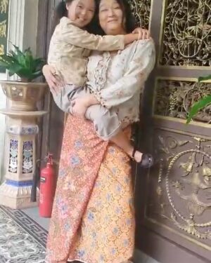 Chen Liping Instagram - 《阿珠与小心娘》戏里戏外。孩子篇❤️❤️❤️
1）2）孩子笑开怀。还真出牛力的拉哦
3）逗心娘
4）5）喝了椰花酒彩排又彩排
6）第一天第一场戏在片场两个都abit BlurBlur
7）专注找虱子
8）总共吃了8只油腻腻的大鸭腿
9）睡大觉
10）导演与我们累到眼睛睁不开了
11）汽水我俩都爱喝
12）又脏又痒白腿抓抓抓
13）心娘 sayang NyaNya
14）Let’s go #EmeraldHill
15)可爱的二少奶奶Surprise! @jesssseca 
16)Check 一下到了翡翠山上了吗
17）上翡翠山前要训练一下六七十年代的抱孩子method
18）剧中没看到的这一段抱心娘
19）大功告成拍摄完毕才敢玩(摄影师Tommy关心指导)
20）夕阳西下MagicHour乐开怀呀乐逍遥

#小娘惹之翡翠山 #蔡珠娘 #张心娘 
#谢谢导演燕金对小朋友的耐心与爱心 
 #EmeraldHill #MediacorpEmeraldhill
#TheLittleNyonya #PTL