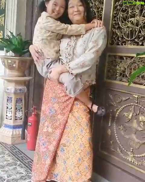 Chen Liping - 12.3K Likes - 《阿珠与小心娘》戏里戏外。孩子篇❤️❤️❤️
1）2）孩子笑开怀。还真出牛力的拉哦
3）逗心娘
4）5）喝了椰花酒彩排又彩排
6）第一天第一场戏在片场两个都abit BlurBlur
7）专注找虱子
8）总共吃了8只油腻腻的大鸭腿
9）睡大觉
10）导演与我们累到眼睛睁不开了
11）汽水我俩都爱喝
12）又脏又痒白腿抓抓抓
13）心娘 sayang NyaNya
14）Let’s go #EmeraldHill
15)可爱的二少奶奶Surprise! @jesssseca 
16)Check 一下到了翡翠山上了吗
17）上翡翠山前要训练一下六七十年代的抱孩子method
18）剧中没看到的这一段抱心娘
19）大功告成拍摄完毕才敢玩(摄影师Tommy关心指导)
20）夕阳西下MagicHour乐开怀呀乐逍遥

#小娘惹之翡翠山 #蔡珠娘 #张心娘 
#谢谢导演燕金对小朋友的耐心与爱心 
 #EmeraldHill #MediacorpEmeraldhill
#TheLittleNyonya #PTL