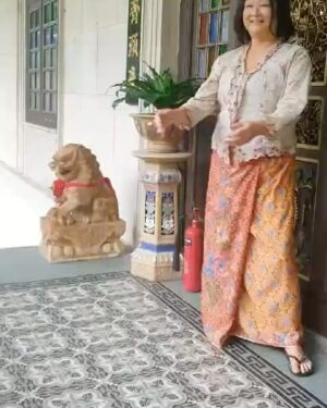 Chen Liping Instagram - 《阿珠与小心娘》戏里戏外。孩子篇❤️❤️❤️
1）2）孩子笑开怀。还真出牛力的拉哦
3）逗心娘
4）5）喝了椰花酒彩排又彩排
6）第一天第一场戏在片场两个都abit BlurBlur
7）专注找虱子
8）总共吃了8只油腻腻的大鸭腿
9）睡大觉
10）导演与我们累到眼睛睁不开了
11）汽水我俩都爱喝
12）又脏又痒白腿抓抓抓
13）心娘 sayang NyaNya
14）Let’s go #EmeraldHill
15)可爱的二少奶奶Surprise! @jesssseca 
16)Check 一下到了翡翠山上了吗
17）上翡翠山前要训练一下六七十年代的抱孩子method
18）剧中没看到的这一段抱心娘
19）大功告成拍摄完毕才敢玩(摄影师Tommy关心指导)
20）夕阳西下MagicHour乐开怀呀乐逍遥

#小娘惹之翡翠山 #蔡珠娘 #张心娘 
#谢谢导演燕金对小朋友的耐心与爱心 
 #EmeraldHill #MediacorpEmeraldhill
#TheLittleNyonya #PTL