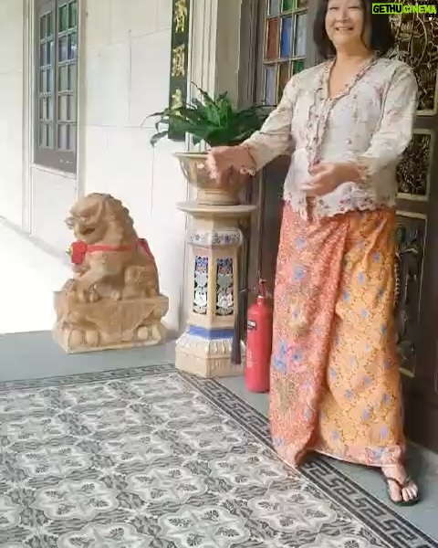 Chen Liping - 12.3K Likes - 《阿珠与小心娘》戏里戏外。孩子篇❤️❤️❤️
1）2）孩子笑开怀。还真出牛力的拉哦
3）逗心娘
4）5）喝了椰花酒彩排又彩排
6）第一天第一场戏在片场两个都abit BlurBlur
7）专注找虱子
8）总共吃了8只油腻腻的大鸭腿
9）睡大觉
10）导演与我们累到眼睛睁不开了
11）汽水我俩都爱喝
12）又脏又痒白腿抓抓抓
13）心娘 sayang NyaNya
14）Let’s go #EmeraldHill
15)可爱的二少奶奶Surprise! @jesssseca 
16)Check 一下到了翡翠山上了吗
17）上翡翠山前要训练一下六七十年代的抱孩子method
18）剧中没看到的这一段抱心娘
19）大功告成拍摄完毕才敢玩(摄影师Tommy关心指导)
20）夕阳西下MagicHour乐开怀呀乐逍遥

#小娘惹之翡翠山 #蔡珠娘 #张心娘 
#谢谢导演燕金对小朋友的耐心与爱心 
 #EmeraldHill #MediacorpEmeraldhill
#TheLittleNyonya #PTL