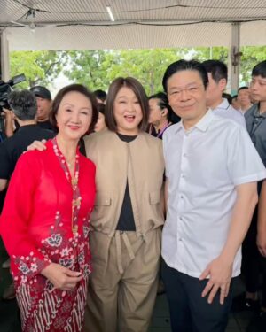 Chen Liping Instagram - Grateful to be part of the SG60 Initiative, Seniors’ Connect, graced by our Prime Minister, Mr Lawrence Wong 🇸🇬❤️

Truly honored to perform the song 早安老师for our seniors. They’ve watched me grow up with them 
他们是看我的戏长大的😄我也在他们的陪伴下成长🫶❤️ 
看到有这么多年长者那么开心的跟着唱《老师早! 同学们好..》我也好开心哦😄
谢谢茹萍姐姐的合唱🥰

It’s inspiring to see our seniors staying Healthy and Active! 💪💪❤️

#SG60 #SeniorsConnect 
#AgeingGracefully #HealthyLiving
#HealthierSg #Budget2025 #SPFscams
#Blessed # Honored #GratefulHeart #PTL
@friends_of_aljunied_hougang