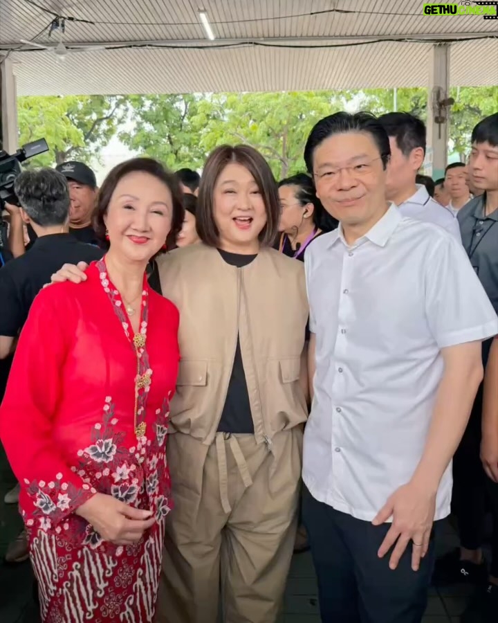 Chen Liping - 3.2K Likes - Grateful to be part of the SG60 Initiative, Seniors’ Connect, graced by our Prime Minister, Mr Lawrence Wong 🇸🇬❤️

Truly honored to perform the song 早安老师for our seniors. They’ve watched me grow up with them 
他们是看我的戏长大的😄我也在他们的陪伴下成长🫶❤️ 
看到有这么多年长者那么开心的跟着唱《老师早! 同学们好..》我也好开心哦😄
谢谢茹萍姐姐的合唱🥰

It’s inspiring to see our seniors staying Healthy and Active! 💪💪❤️

#SG60 #SeniorsConnect 
#AgeingGracefully #HealthyLiving
#HealthierSg #Budget2025 #SPFscams
#Blessed # Honored #GratefulHeart #PTL
@friends_of_aljunied_hougang