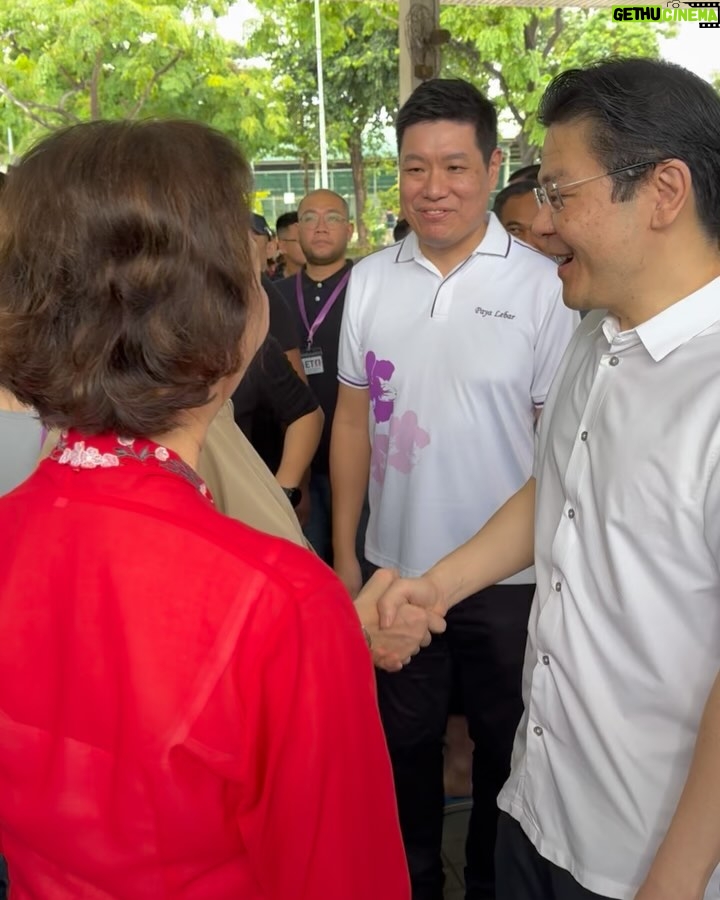 Chen Liping - 3.2K Likes - Grateful to be part of the SG60 Initiative, Seniors’ Connect, graced by our Prime Minister, Mr Lawrence Wong 🇸🇬❤️

Truly honored to perform the song 早安老师for our seniors. They’ve watched me grow up with them 
他们是看我的戏长大的😄我也在他们的陪伴下成长🫶❤️ 
看到有这么多年长者那么开心的跟着唱《老师早! 同学们好..》我也好开心哦😄
谢谢茹萍姐姐的合唱🥰

It’s inspiring to see our seniors staying Healthy and Active! 💪💪❤️

#SG60 #SeniorsConnect 
#AgeingGracefully #HealthyLiving
#HealthierSg #Budget2025 #SPFscams
#Blessed # Honored #GratefulHeart #PTL
@friends_of_aljunied_hougang