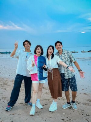 Chen Liping Instagram - 《翡翠山》旅程的最终篇章 🚌🌊 感谢 Luxury Coach Service (by Leisure Frontier) 带领我们来到巴淡岛之旅，也感谢一路相伴的大家，留下了满满的欢笑与难忘的情谊。 💙

A finale wrap to our Emerald Hill journey. Thank you to everyone who joined for the time, laughter, and unforgettable bond. 

@aiyoyochenliping 
@lefthere036 
@ohyushi 
@luxurycoachservicesingapore