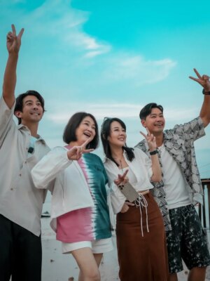 Chen Liping Instagram - 《翡翠山》旅程的最终篇章 🚌🌊 感谢 Luxury Coach Service (by Leisure Frontier) 带领我们来到巴淡岛之旅，也感谢一路相伴的大家，留下了满满的欢笑与难忘的情谊。 💙

A finale wrap to our Emerald Hill journey. Thank you to everyone who joined for the time, laughter, and unforgettable bond. 

@aiyoyochenliping 
@lefthere036 
@ohyushi 
@luxurycoachservicesingapore