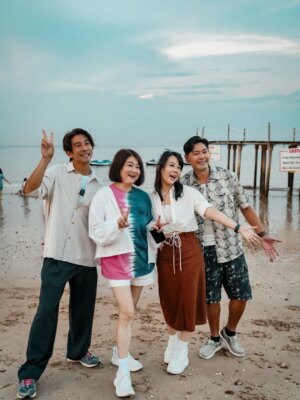 Chen Liping Instagram - 《翡翠山》旅程的最终篇章 🚌🌊 感谢 Luxury Coach Service (by Leisure Frontier) 带领我们来到巴淡岛之旅，也感谢一路相伴的大家，留下了满满的欢笑与难忘的情谊。 💙

A finale wrap to our Emerald Hill journey. Thank you to everyone who joined for the time, laughter, and unforgettable bond. 

@aiyoyochenliping 
@lefthere036 
@ohyushi 
@luxurycoachservicesingapore