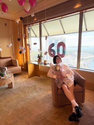 Chen Liping Instagram - 8月生日喜乐、蒙恩蒙福: 之《蛋糕汽球戏剧》篇❤️❤️❤️
Celebrating SG60 All Year Round ❤️ Especially in AUGUST My Day❤️
Feeling so Blessed, surrounded by Love, Peace, Joy, and Divine Abundance #PraiseTheLord 🙌❤️
🎂🎈 Surprise:  Balloons & a Touch of Drama! 🎭❤️❤️❤️
 (Thank you Cheryl,Tiff & Team )
#Blessed #Birthday #Blessings #Abundance #SG60 #Singapore
#Grateful #Thankful #Gratitude 
#GodIsGoodAlways #AlwaysGodIsGood #IJN #PTL