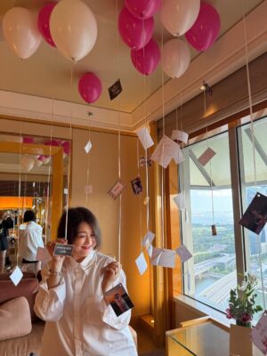 Chen Liping Instagram - 8月生日喜乐、蒙恩蒙福: 之《蛋糕汽球戏剧》篇❤️❤️❤️
Celebrating SG60 All Year Round ❤️ Especially in AUGUST My Day❤️
Feeling so Blessed, surrounded by Love, Peace, Joy, and Divine Abundance #PraiseTheLord 🙌❤️
🎂🎈 Surprise:  Balloons & a Touch of Drama! 🎭❤️❤️❤️
 (Thank you Cheryl,Tiff & Team )
#Blessed #Birthday #Blessings #Abundance #SG60 #Singapore
#Grateful #Thankful #Gratitude 
#GodIsGoodAlways #AlwaysGodIsGood #IJN #PTL