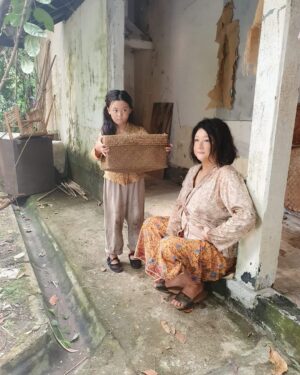 Chen Liping Instagram - 《阿珠与小心娘》戏里戏外。孩子篇❤️❤️❤️
1）2）孩子笑开怀。还真出牛力的拉哦
3）逗心娘
4）5）喝了椰花酒彩排又彩排
6）第一天第一场戏在片场两个都abit BlurBlur
7）专注找虱子
8）总共吃了8只油腻腻的大鸭腿
9）睡大觉
10）导演与我们累到眼睛睁不开了
11）汽水我俩都爱喝
12）又脏又痒白腿抓抓抓
13）心娘 sayang NyaNya
14）Let’s go #EmeraldHill
15)可爱的二少奶奶Surprise! @jesssseca 
16)Check 一下到了翡翠山上了吗
17）上翡翠山前要训练一下六七十年代的抱孩子method
18）剧中没看到的这一段抱心娘
19）大功告成拍摄完毕才敢玩(摄影师Tommy关心指导)
20）夕阳西下MagicHour乐开怀呀乐逍遥

#小娘惹之翡翠山 #蔡珠娘 #张心娘 
#谢谢导演燕金对小朋友的耐心与爱心 
 #EmeraldHill #MediacorpEmeraldhill
#TheLittleNyonya #PTL