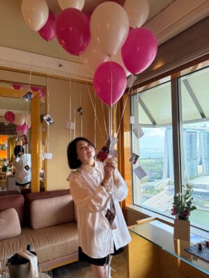 Chen Liping Instagram - 8月生日喜乐、蒙恩蒙福: 之《蛋糕汽球戏剧》篇❤️❤️❤️
Celebrating SG60 All Year Round ❤️ Especially in AUGUST My Day❤️
Feeling so Blessed, surrounded by Love, Peace, Joy, and Divine Abundance #PraiseTheLord 🙌❤️
🎂🎈 Surprise:  Balloons & a Touch of Drama! 🎭❤️❤️❤️
 (Thank you Cheryl,Tiff & Team )
#Blessed #Birthday #Blessings #Abundance #SG60 #Singapore
#Grateful #Thankful #Gratitude 
#GodIsGoodAlways #AlwaysGodIsGood #IJN #PTL