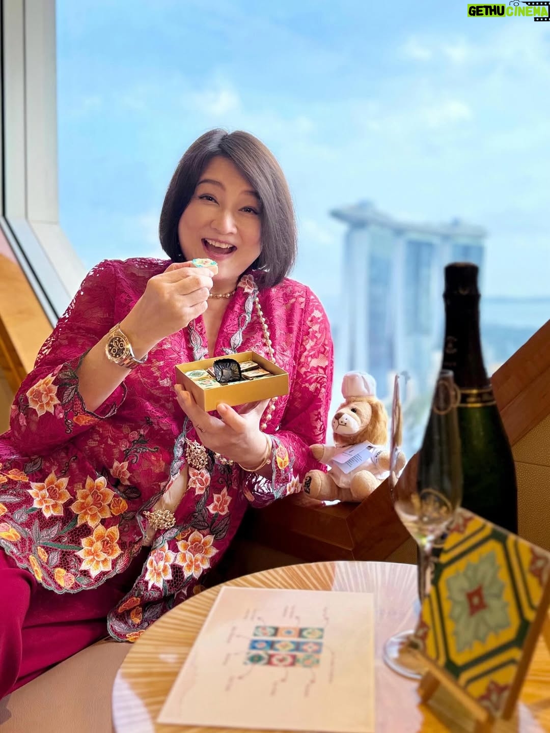Chen Liping - 6.5K Likes - 今年的国庆🇸🇬很特别😍
普新加坡同庆#SG60 🙌🫶❤️✨🎆🎇
Happiest Birthday Singapore ❤️❤️❤️
#1965 #60th #Independence #Majulah #Singapura #Blessed #Singapore #Singapore60 #CulturalElegance #PTL

✨Savouring SG60 in style @ritzcarltonmilleniasingapore where heritage meets luxury.
Guests with a ‘6’ in their DOB enjoy special room upgrade privileges, extra perks if born in 1965❤️(Valid till 31 August)

Perks includes:
🌸 Peranakan ceramic coaster by @theintan
🍫 Local-flavoured artisanal pralines
🍳 Daily breakfast for two @colonysg 
🍾 A bottle of champagne
🦁 Limited-edition Chef Lion plushie

✨A Taste of Tradition 
Wearing the elegant @rumahkimchoo kebaya 

✨Special thanks to @straits_times for the lovely feature!