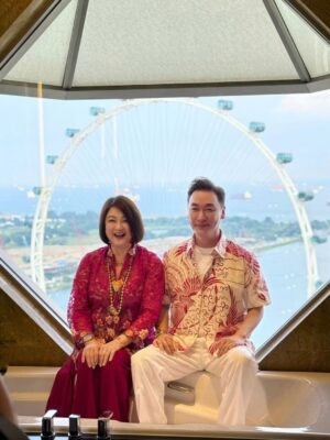 Chen Liping Instagram - 今年的国庆🇸🇬很特别😍
普新加坡同庆#SG60 🙌🫶❤️✨🎆🎇
Happiest Birthday Singapore ❤️❤️❤️
#1965 #60th #Independence #Majulah #Singapura #Blessed #Singapore #Singapore60 #CulturalElegance #PTL

✨Savouring SG60 in style @ritzcarltonmilleniasingapore where heritage meets luxury.
Guests with a ‘6’ in their DOB enjoy special room upgrade privileges, extra perks if born in 1965❤️(Valid till 31 August)

Perks includes:
🌸 Peranakan ceramic coaster by @theintan
🍫 Local-flavoured artisanal pralines
🍳 Daily breakfast for two @colonysg 
🍾 A bottle of champagne
🦁 Limited-edition Chef Lion plushie

✨A Taste of Tradition 
Wearing the elegant @rumahkimchoo kebaya 

✨Special thanks to @straits_times for the lovely feature!