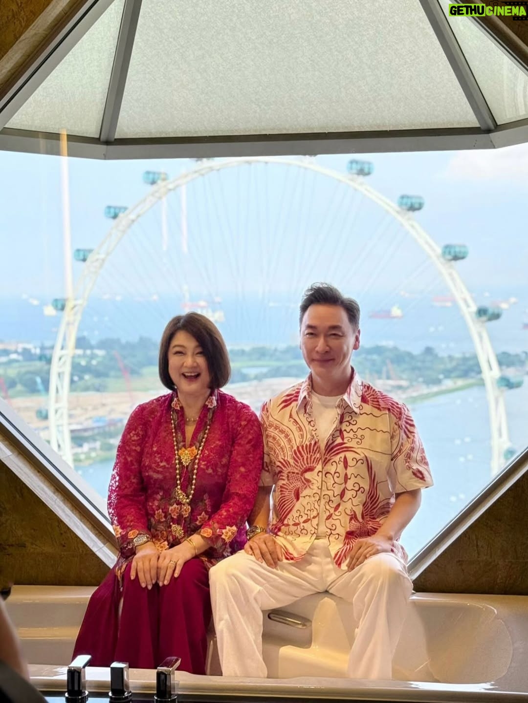 Chen Liping - 6.5K Likes - 今年的国庆🇸🇬很特别😍
普新加坡同庆#SG60 🙌🫶❤️✨🎆🎇
Happiest Birthday Singapore ❤️❤️❤️
#1965 #60th #Independence #Majulah #Singapura #Blessed #Singapore #Singapore60 #CulturalElegance #PTL

✨Savouring SG60 in style @ritzcarltonmilleniasingapore where heritage meets luxury.
Guests with a ‘6’ in their DOB enjoy special room upgrade privileges, extra perks if born in 1965❤️(Valid till 31 August)

Perks includes:
🌸 Peranakan ceramic coaster by @theintan
🍫 Local-flavoured artisanal pralines
🍳 Daily breakfast for two @colonysg 
🍾 A bottle of champagne
🦁 Limited-edition Chef Lion plushie

✨A Taste of Tradition 
Wearing the elegant @rumahkimchoo kebaya 

✨Special thanks to @straits_times for the lovely feature!