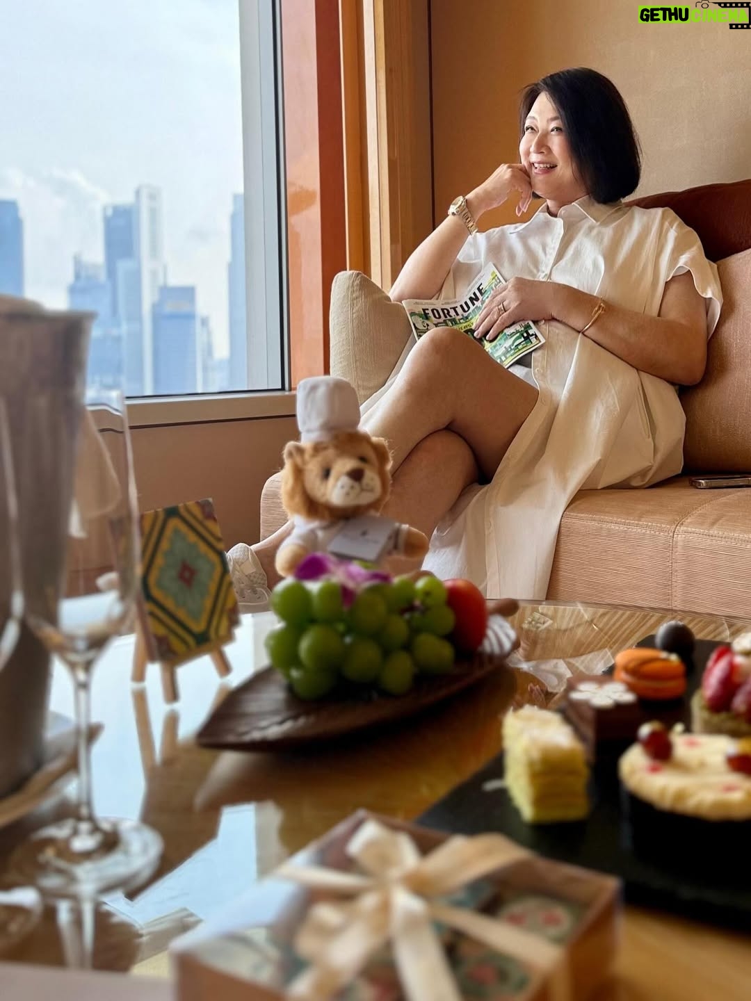 Chen Liping - 6.5K Likes - 今年的国庆🇸🇬很特别😍
普新加坡同庆#SG60 🙌🫶❤️✨🎆🎇
Happiest Birthday Singapore ❤️❤️❤️
#1965 #60th #Independence #Majulah #Singapura #Blessed #Singapore #Singapore60 #CulturalElegance #PTL

✨Savouring SG60 in style @ritzcarltonmilleniasingapore where heritage meets luxury.
Guests with a ‘6’ in their DOB enjoy special room upgrade privileges, extra perks if born in 1965❤️(Valid till 31 August)

Perks includes:
🌸 Peranakan ceramic coaster by @theintan
🍫 Local-flavoured artisanal pralines
🍳 Daily breakfast for two @colonysg 
🍾 A bottle of champagne
🦁 Limited-edition Chef Lion plushie

✨A Taste of Tradition 
Wearing the elegant @rumahkimchoo kebaya 

✨Special thanks to @straits_times for the lovely feature!