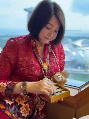 Chen Liping Instagram - 今年的国庆🇸🇬很特别😍
普新加坡同庆#SG60 🙌🫶❤️✨🎆🎇
Happiest Birthday Singapore ❤️❤️❤️
#1965 #60th #Independence #Majulah #Singapura #Blessed #Singapore #Singapore60 #CulturalElegance #PTL

✨Savouring SG60 in style @ritzcarltonmilleniasingapore where heritage meets luxury.
Guests with a ‘6’ in their DOB enjoy special room upgrade privileges, extra perks if born in 1965❤️(Valid till 31 August)

Perks includes:
🌸 Peranakan ceramic coaster by @theintan
🍫 Local-flavoured artisanal pralines
🍳 Daily breakfast for two @colonysg 
🍾 A bottle of champagne
🦁 Limited-edition Chef Lion plushie

✨A Taste of Tradition 
Wearing the elegant @rumahkimchoo kebaya 

✨Special thanks to @straits_times for the lovely feature!